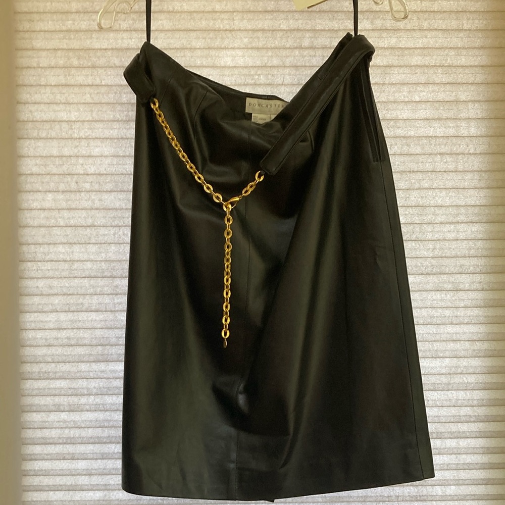 Black leather skirt with leather/ gold chain belt 10 Doncaster NWT